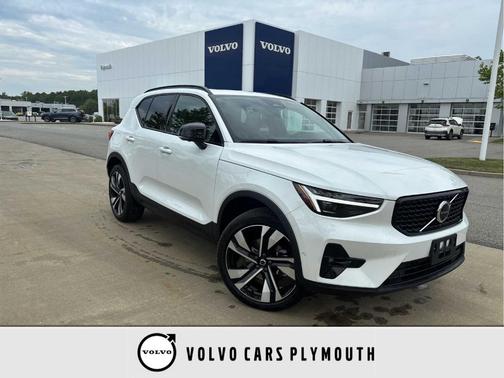 Crystal White Pearl 2025 Volvo XC40 B5 Plus Dark Theme