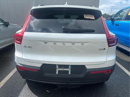 Crystal White 2025 Volvo XC40 B5 Plus Dark Theme