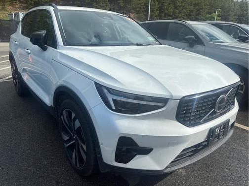 Crystal White 2025 Volvo XC40 B5 Plus Dark Theme