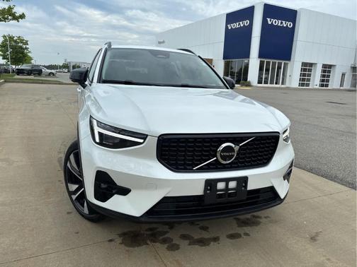Crystal White Pearl 2025 Volvo XC40 B5 Plus Dark Theme
