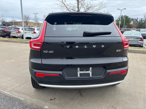 Onyx Black Metallic 2024 Volvo XC40 CORE THEME