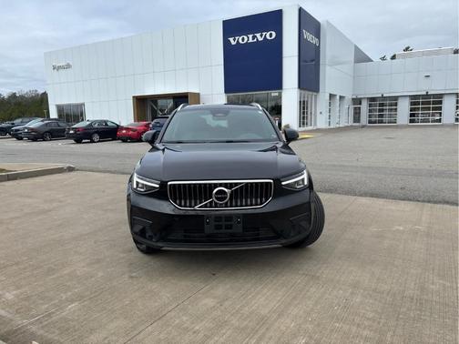 Onyx Black Metallic 2024 Volvo XC40 CORE THEME