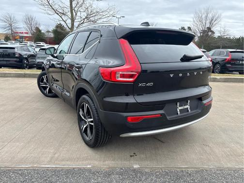 Onyx Black Metallic 2024 Volvo XC40 CORE THEME