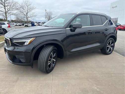 Onyx Black Metallic 2024 Volvo XC40 CORE THEME