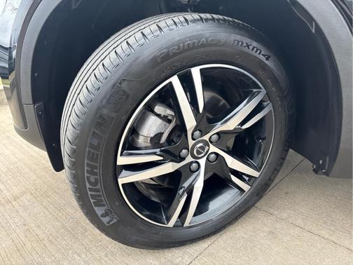 Onyx Black Metallic 2024 Volvo XC40 CORE THEME