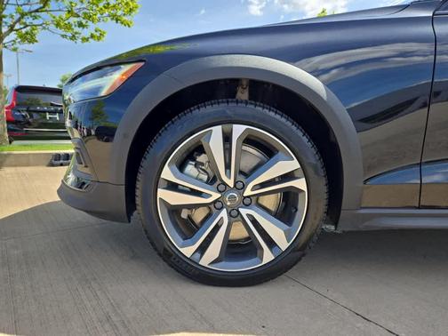 2024 Volvo V60 Cross Country B5 Plus