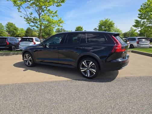 2024 Volvo V60 Cross Country B5 Plus