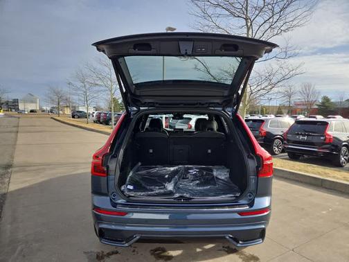 2026 Volvo XC60 B5 Ultra Black Edition