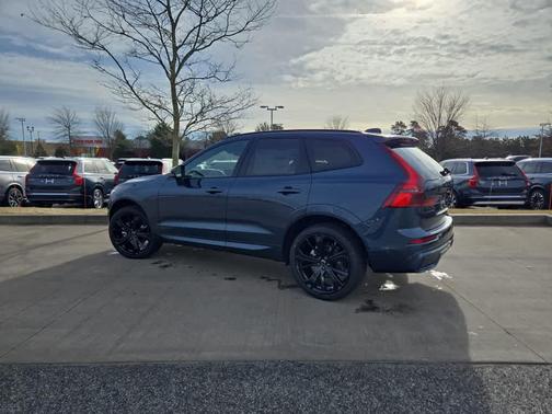 2026 Volvo XC60 B5 Ultra Black Edition