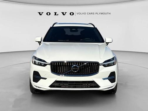 Crystal White Metallic 2022 Volvo XC60 B5 Momentum