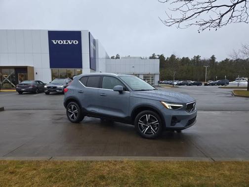 2023 Volvo XC40 B5 Plus Bright Theme