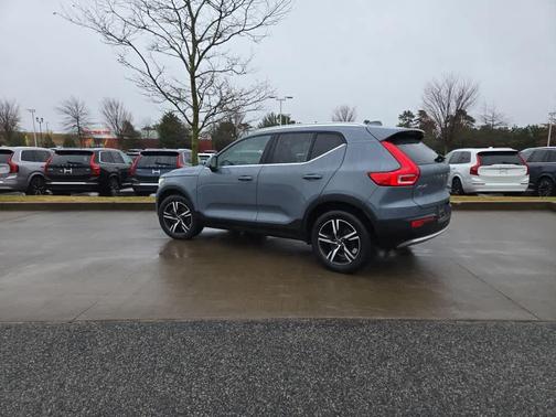 2023 Volvo XC40 B5 Plus Bright Theme
