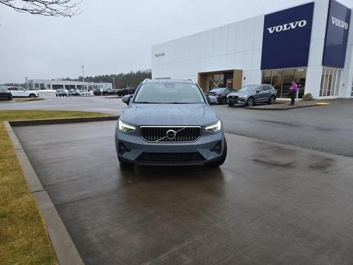 2023 Volvo XC40 B5 Plus Bright Theme