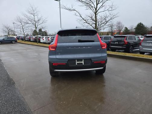 2023 Volvo XC40 B5 Plus Bright Theme