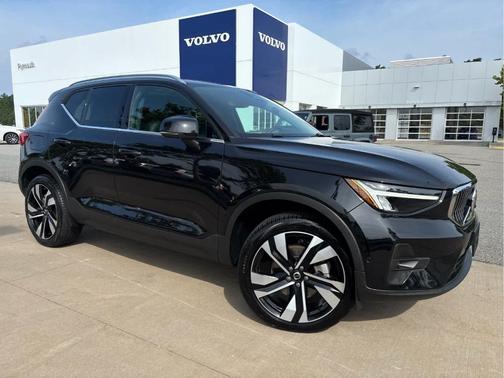 Onyx Black Metallic 2024 Volvo XC40 B5 Plus Bright Theme