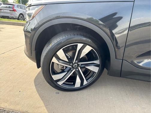 Onyx Black Metallic 2024 Volvo XC40 B5 Plus Bright Theme