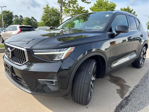 Onyx Black Metallic 2024 Volvo XC40 B5 Plus Bright Theme