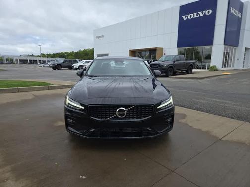 2024 Volvo S60 B5 Core Dark Theme