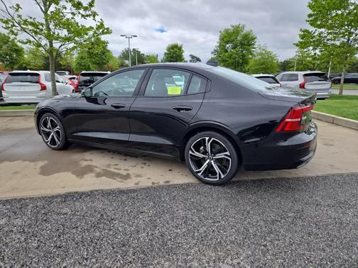 2024 Volvo S60 B5 Core Dark Theme