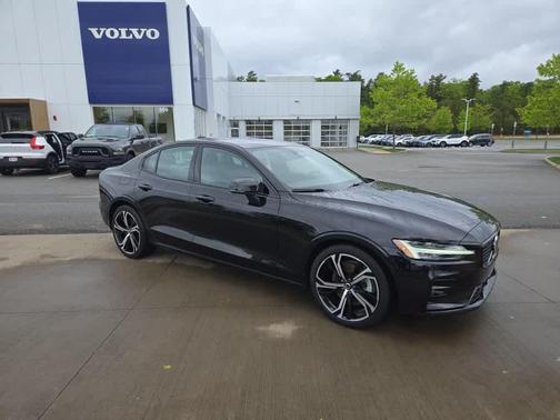 2024 Volvo S60 B5 Core Dark Theme