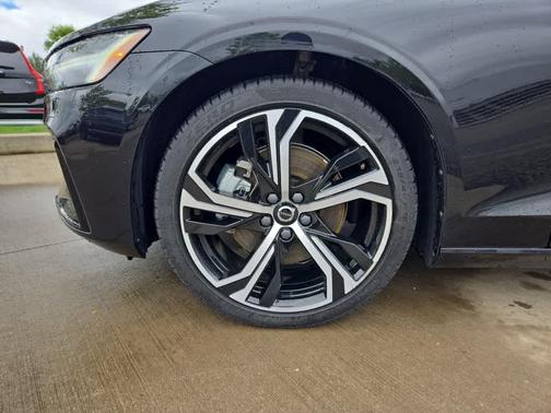 2024 Volvo S60 B5 Core Dark Theme