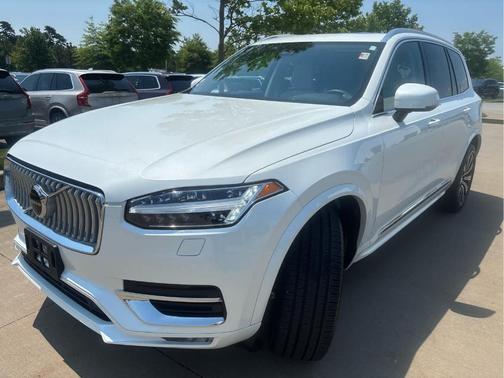 Crystal White Metallic 2025 Volvo XC90 B5 Core