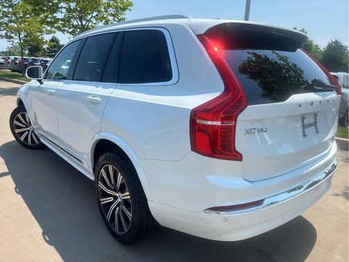 Crystal White Metallic 2025 Volvo XC90 B5 Core
