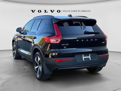 Onyx Black Metallic 2024 Volvo XC40 B5 Plus Dark Theme