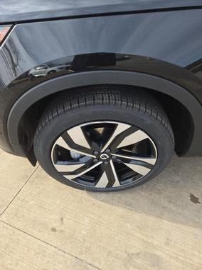 2025 Volvo XC40 B5 Ultra Bright Theme