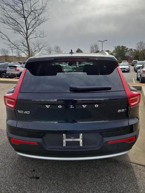 2025 Volvo XC40 B5 Ultra Bright Theme