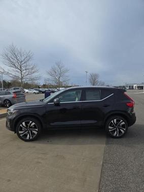 2025 Volvo XC40 B5 Ultra Bright Theme