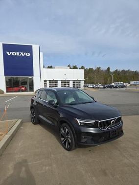 2025 Volvo XC40 B5 Ultra Bright Theme