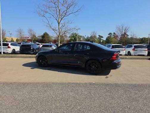 Onyx Black Metallic 2024 Volvo S60 B5 Plus Black Edition
