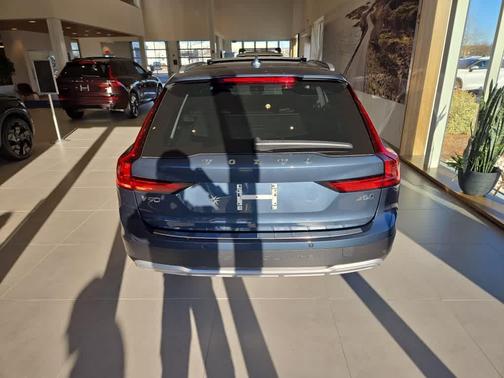 2025 Volvo V90 Cross Country B6 Ultra