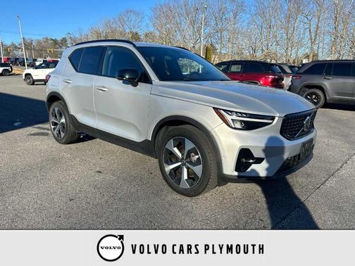 2023 Volvo XC40 B5 Plus Dark Theme