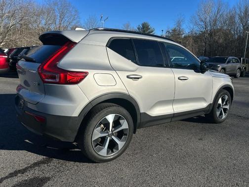 2023 Volvo XC40 B5 Plus Dark Theme
