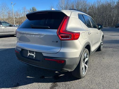 2023 Volvo XC40 B5 Plus Dark Theme