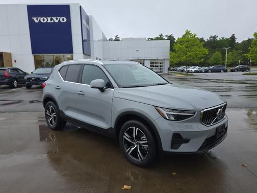 2025 Volvo XC40 B5 Core Bright Theme