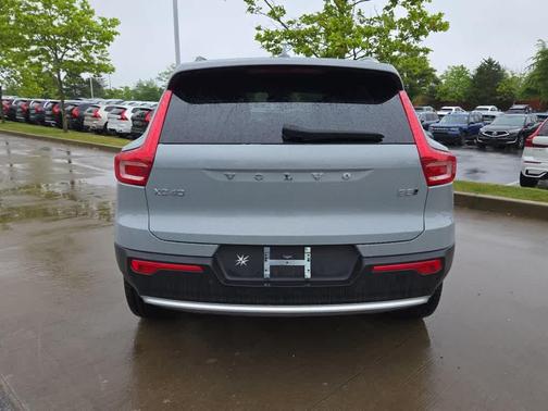 2025 Volvo XC40 B5 Core Bright Theme