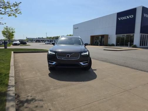 Platinum Grey Metallic 2023 Volvo XC90 B6 Plus 7-Seater