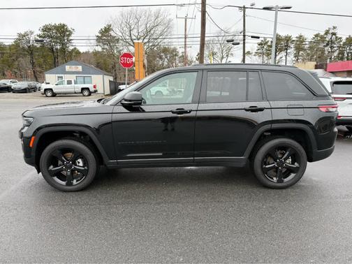 Diamond Black 2025 Jeep Grand Cherokee Laredo