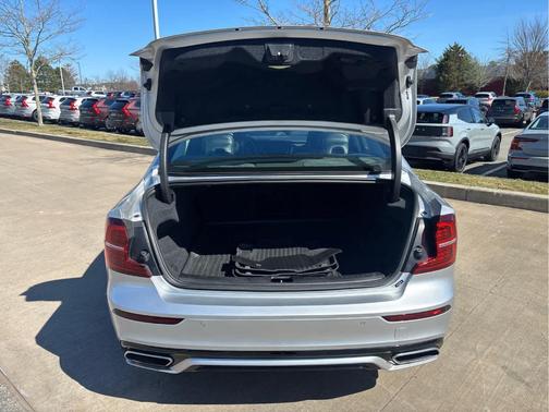 Bright Silver Metallic 2022 Volvo S60 MOMENTUM