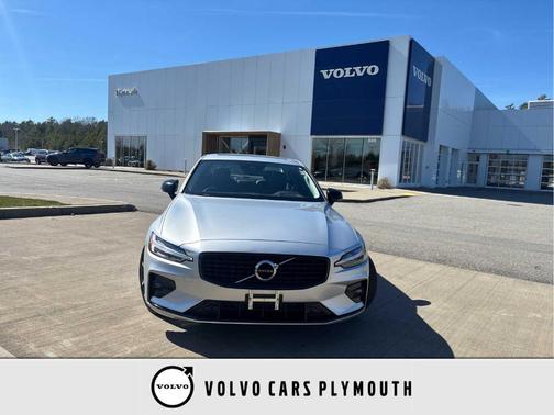Bright Silver Metallic 2022 Volvo S60 MOMENTUM