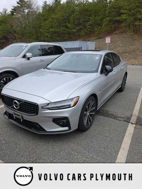 Silver 2022 Volvo S60 MOMENTUM