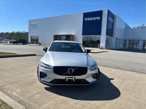 Bright Silver Metallic 2022 Volvo S60 MOMENTUM