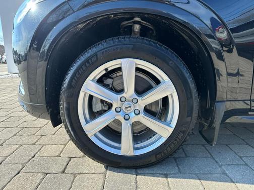 Onyx Black Metallic 2024 Volvo XC90 B5 Core Bright Theme