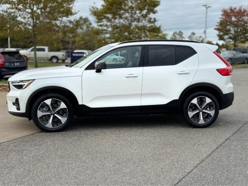 2024 Volvo XC40 B5 Plus Dark Theme