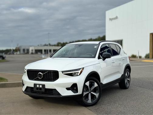 2024 Volvo XC40 B5 Plus Dark Theme