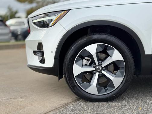 2024 Volvo XC40 B5 Plus Dark Theme