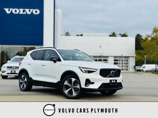 2024 Volvo XC40 B5 Plus Dark Theme